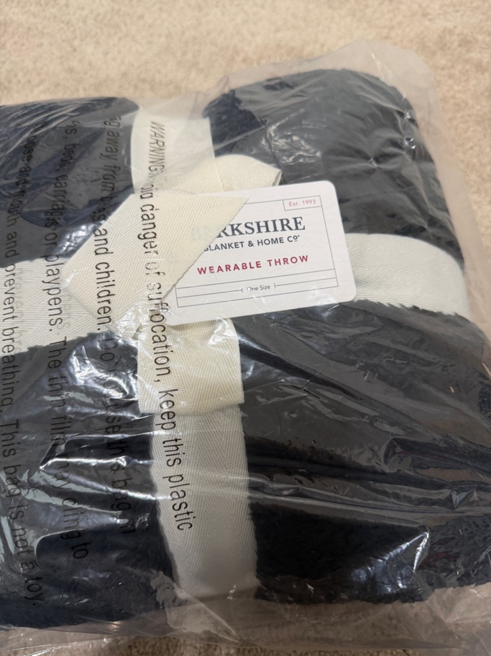 NWT Berkshire Wearable Throw - black